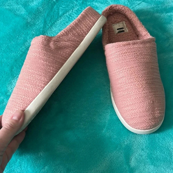 NWOT Toms x West Elm slip on shoes. Women’s size 9.5 NWOT - Picture 4 of 6